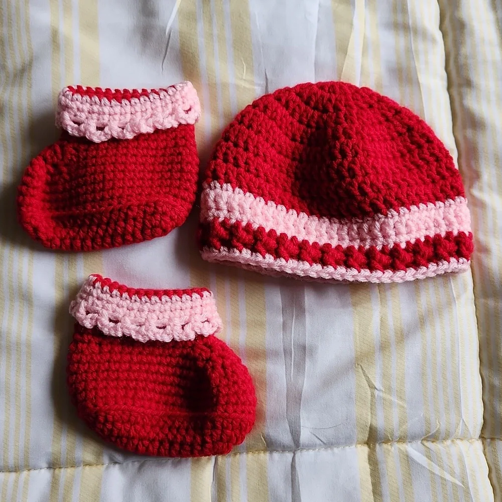Newborn baby girl set, booties and beanie